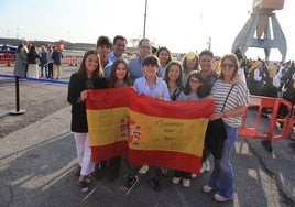 Las familias Pemán y Falcón, naturales de Cádiz y Oviedo esperando a Fernando y su novia Ana, ambos guardiamarinas.
