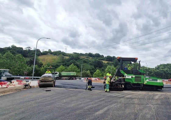 Últimos remates en las obras de la rotonda de Arriondas.