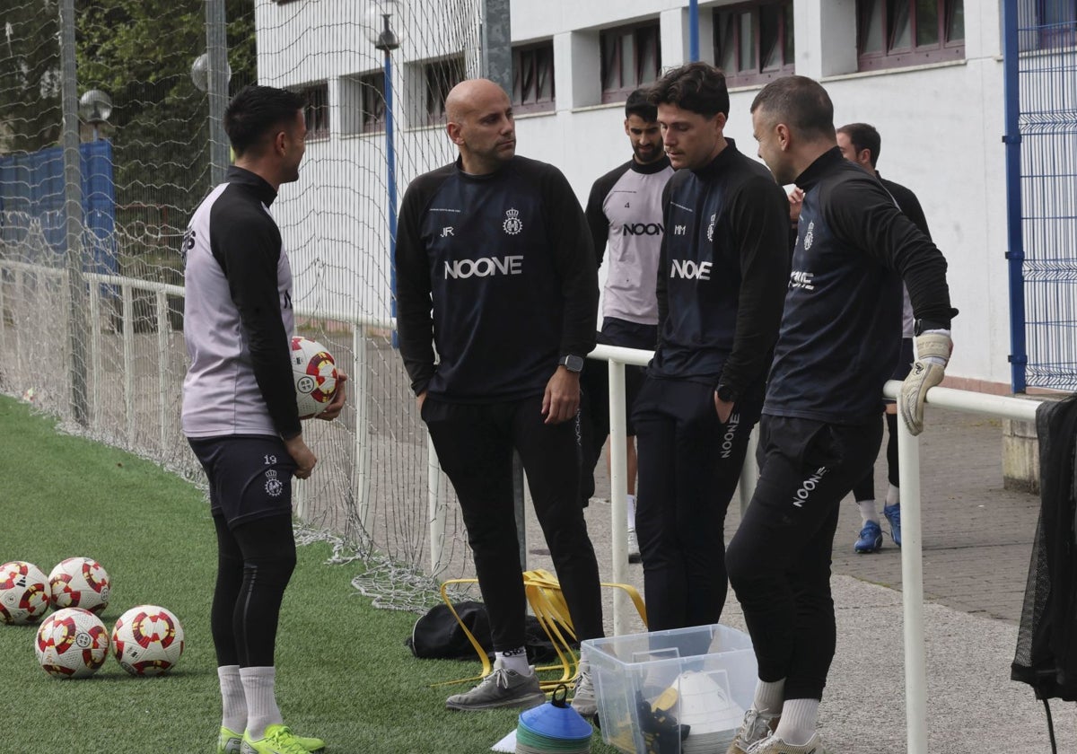 Javi Rozada, junto a su cuerpo técnico y a Natalio en La Toba.