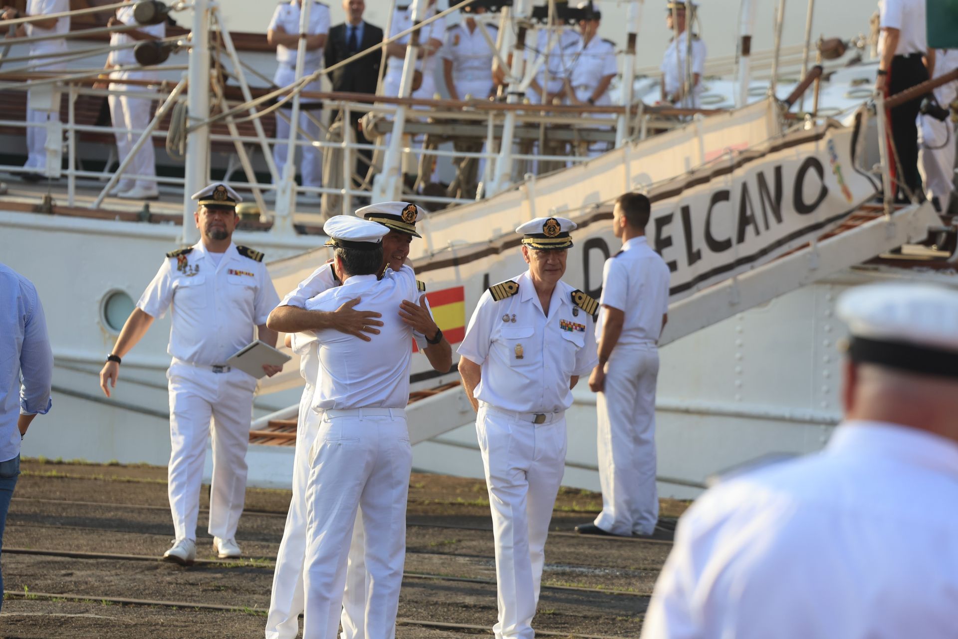 Lágrimas y abrazos en el recibimiento en Gijón de la Princesa Leonor y del &#039;Juan Sebastián de Elcano&#039;