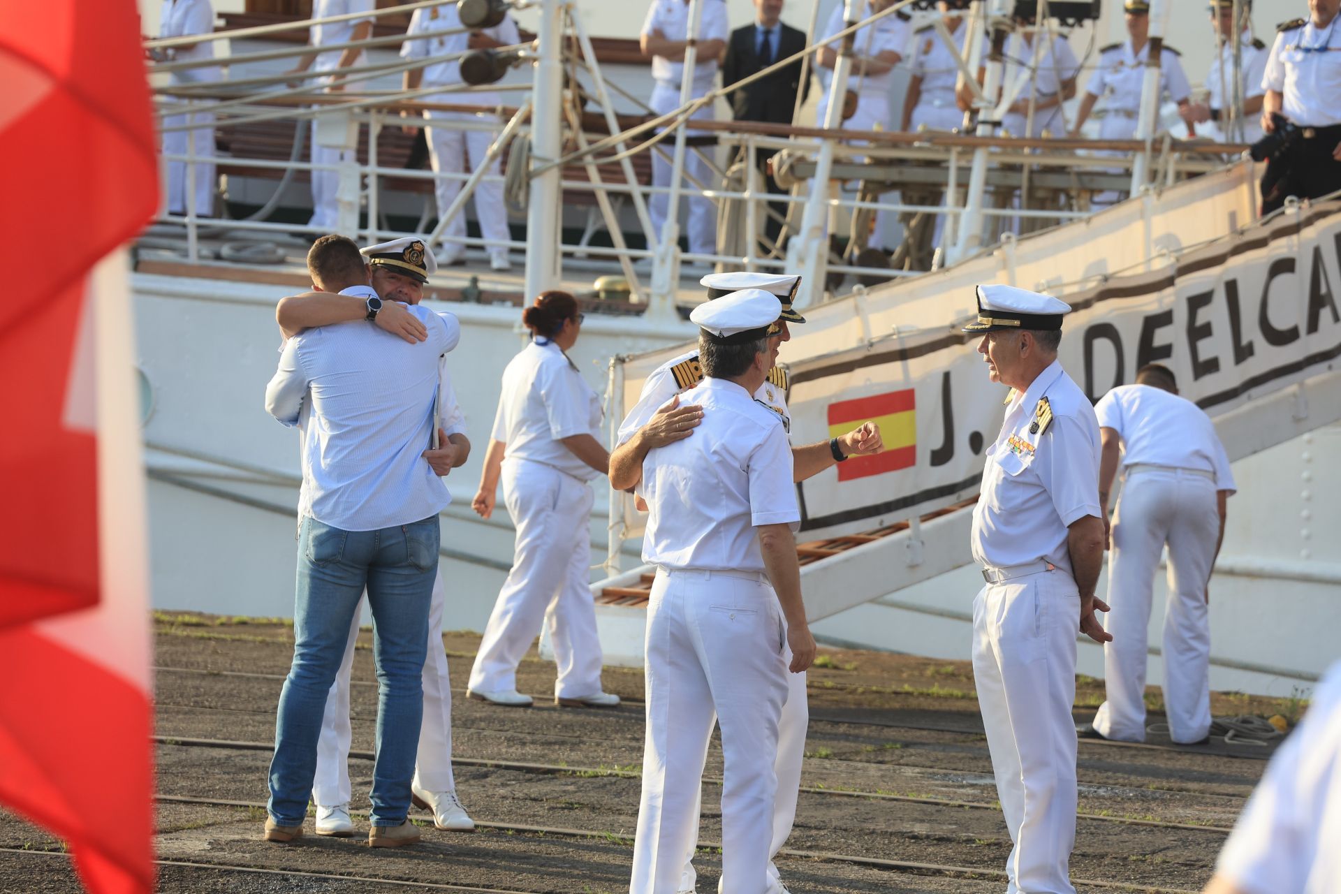 Lágrimas y abrazos en el recibimiento en Gijón de la Princesa Leonor y del &#039;Juan Sebastián de Elcano&#039;