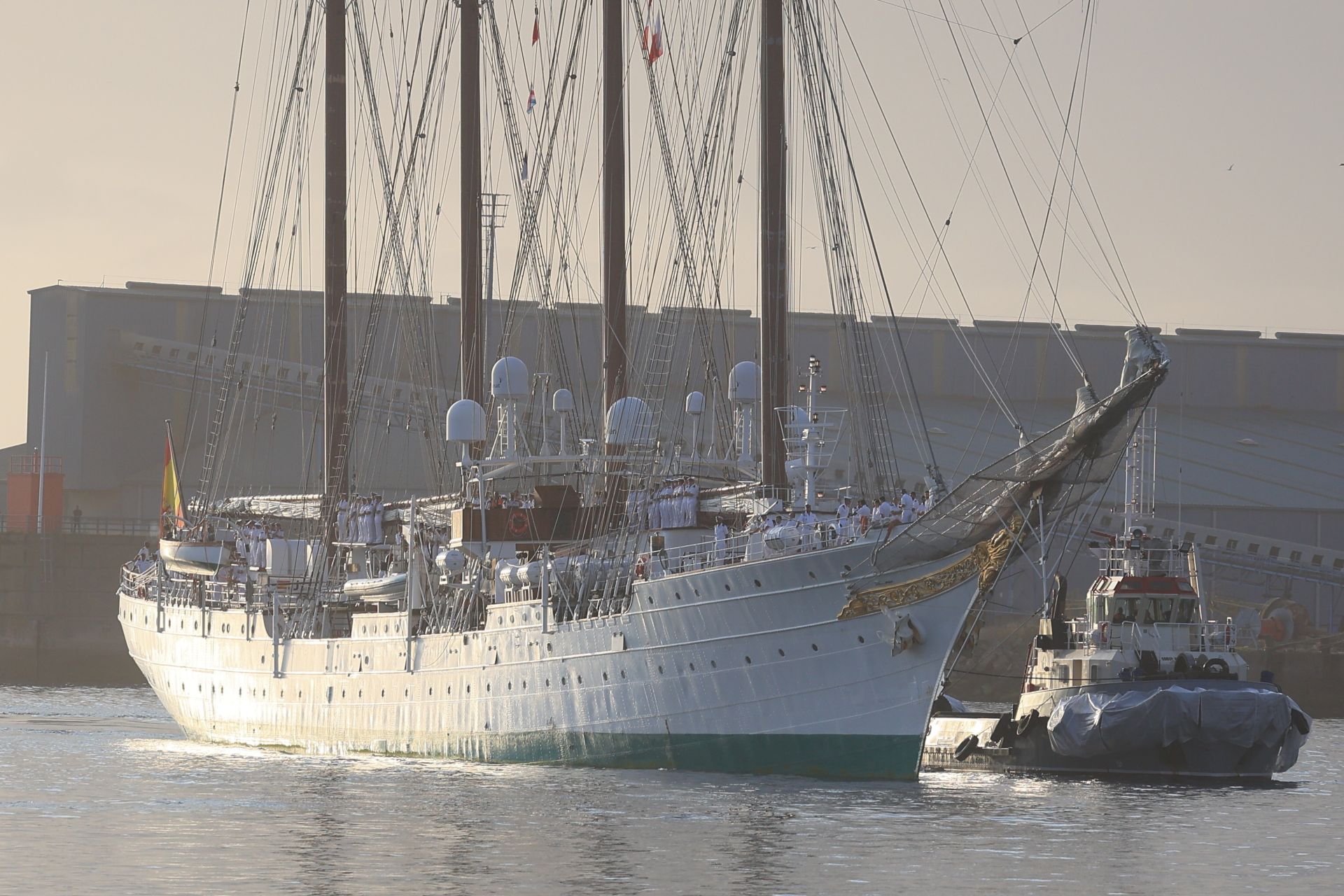 Lágrimas y abrazos en el recibimiento en Gijón de la Princesa Leonor y del &#039;Juan Sebastián de Elcano&#039;
