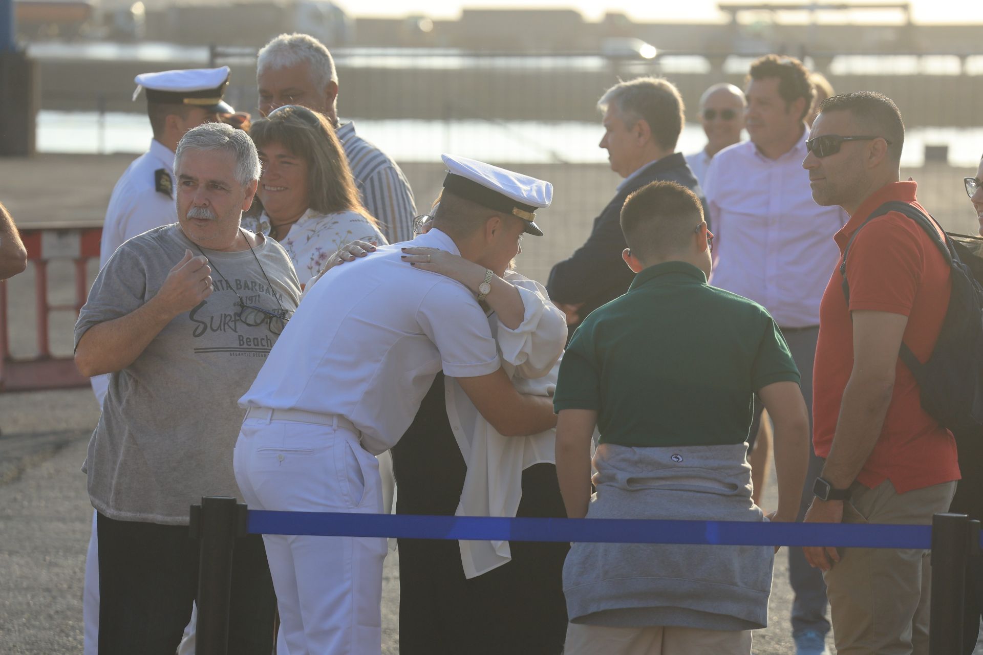 Lágrimas y abrazos en el recibimiento en Gijón de la Princesa Leonor y del &#039;Juan Sebastián de Elcano&#039;