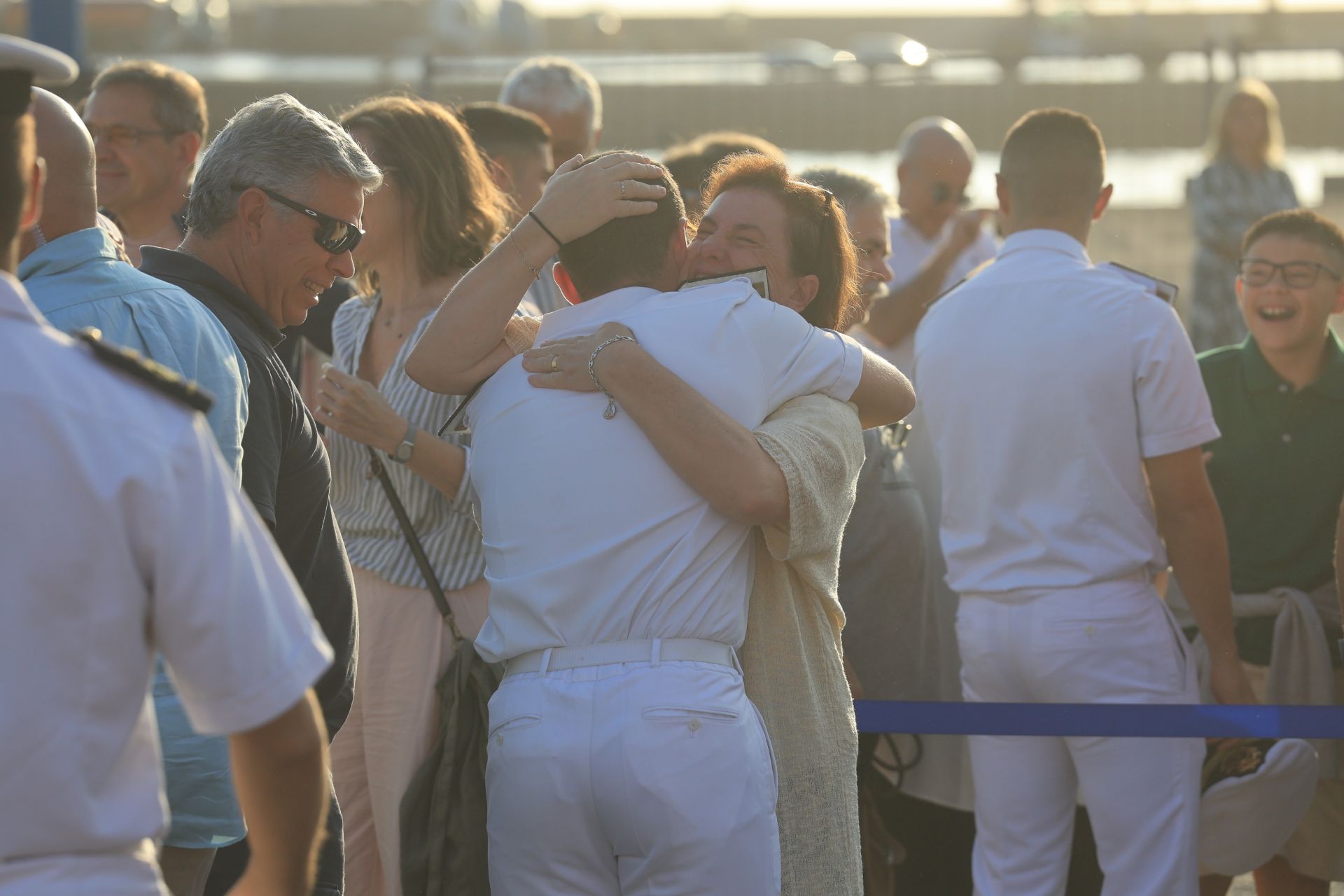 Lágrimas y abrazos en el recibimiento en Gijón de la Princesa Leonor y del &#039;Juan Sebastián de Elcano&#039;