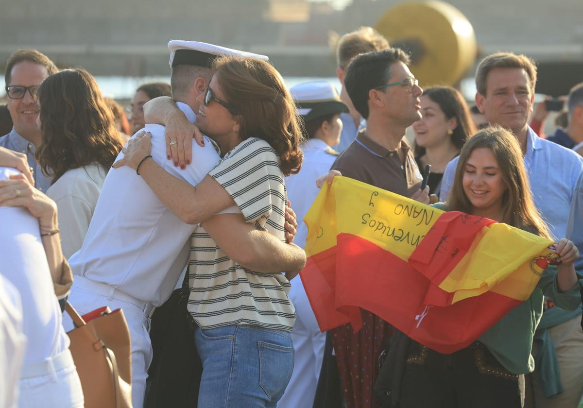 Lágrimas y abrazos en el recibimiento en Gijón de la Princesa Leonor y del &#039;Juan Sebastián de Elcano&#039;