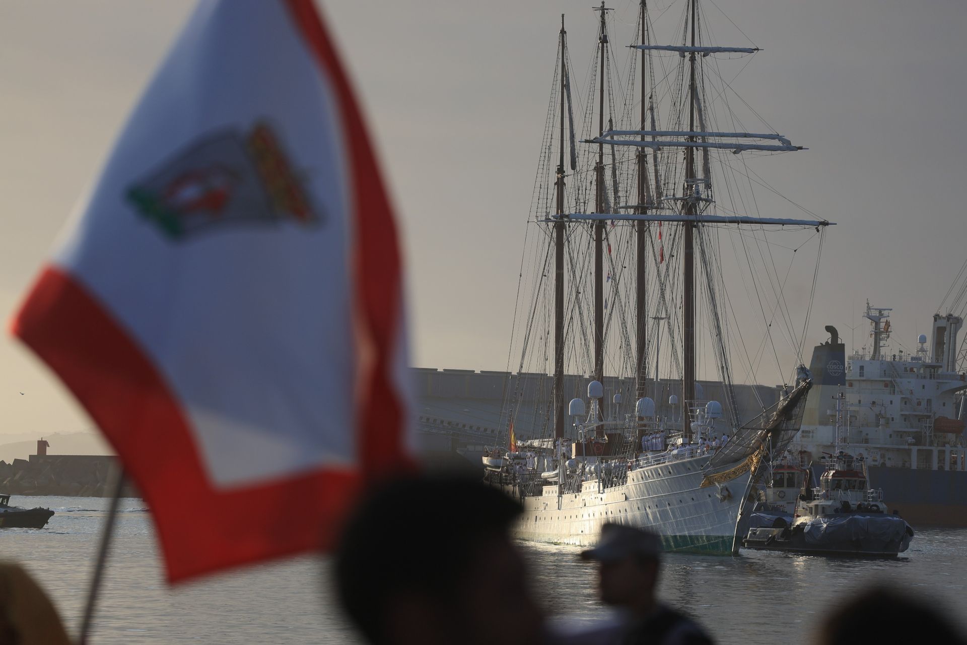 Lágrimas y abrazos en el recibimiento en Gijón de la Princesa Leonor y del &#039;Juan Sebastián de Elcano&#039;