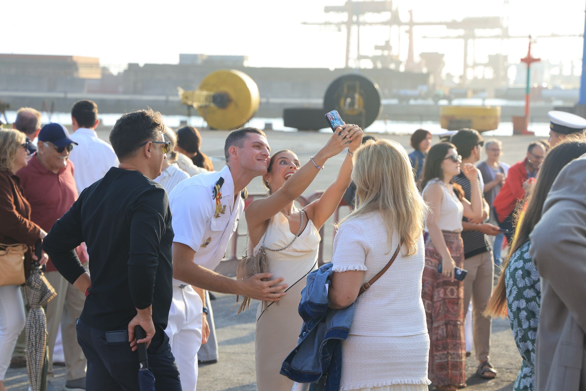 Lágrimas y abrazos en el recibimiento en Gijón de la Princesa Leonor y del &#039;Juan Sebastián de Elcano&#039;