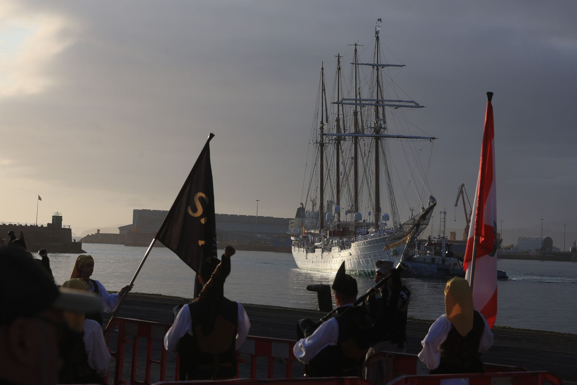Lágrimas y abrazos en el recibimiento en Gijón de la Princesa Leonor y del &#039;Juan Sebastián de Elcano&#039;