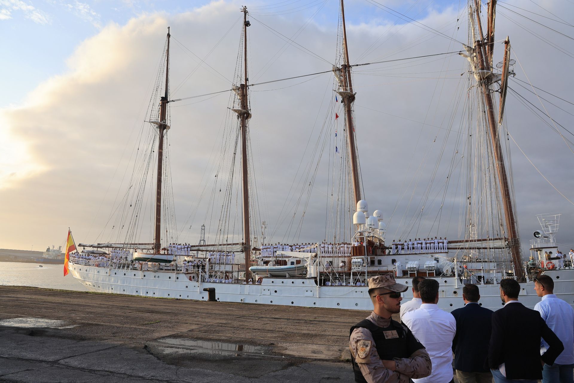 Lágrimas y abrazos en el recibimiento en Gijón de la Princesa Leonor y del &#039;Juan Sebastián de Elcano&#039;