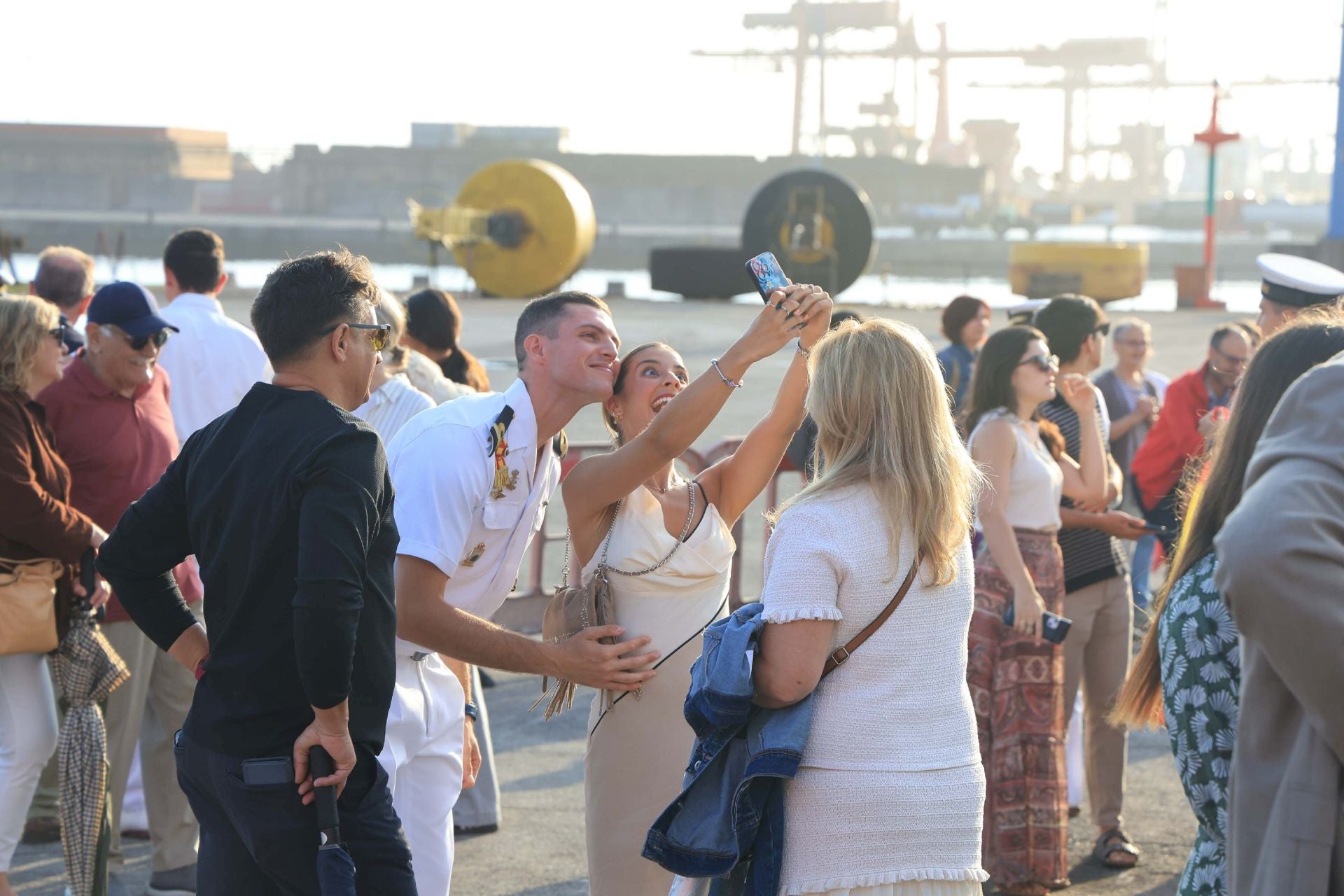 Lágrimas y abrazos en el recibimiento en Gijón de la Princesa Leonor y del &#039;Juan Sebastián de Elcano&#039;