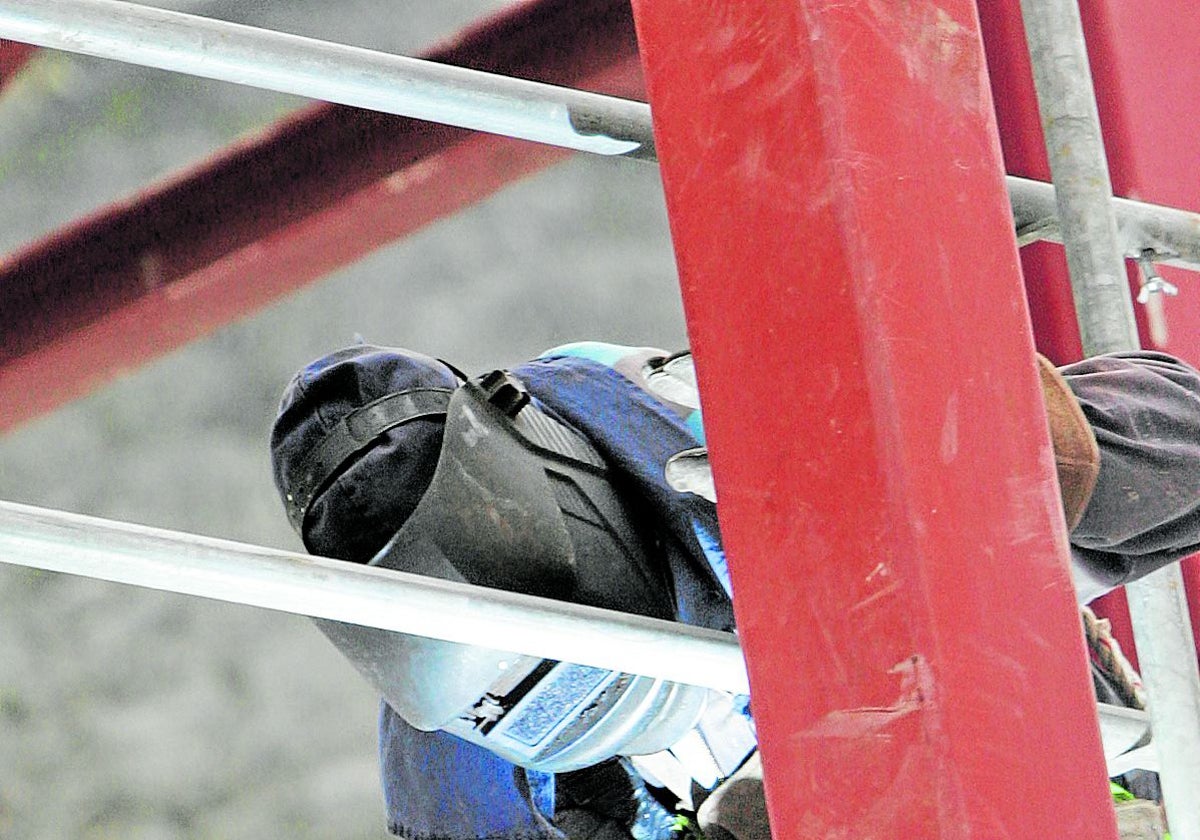 Un trabajador suelda una estructura de metal.