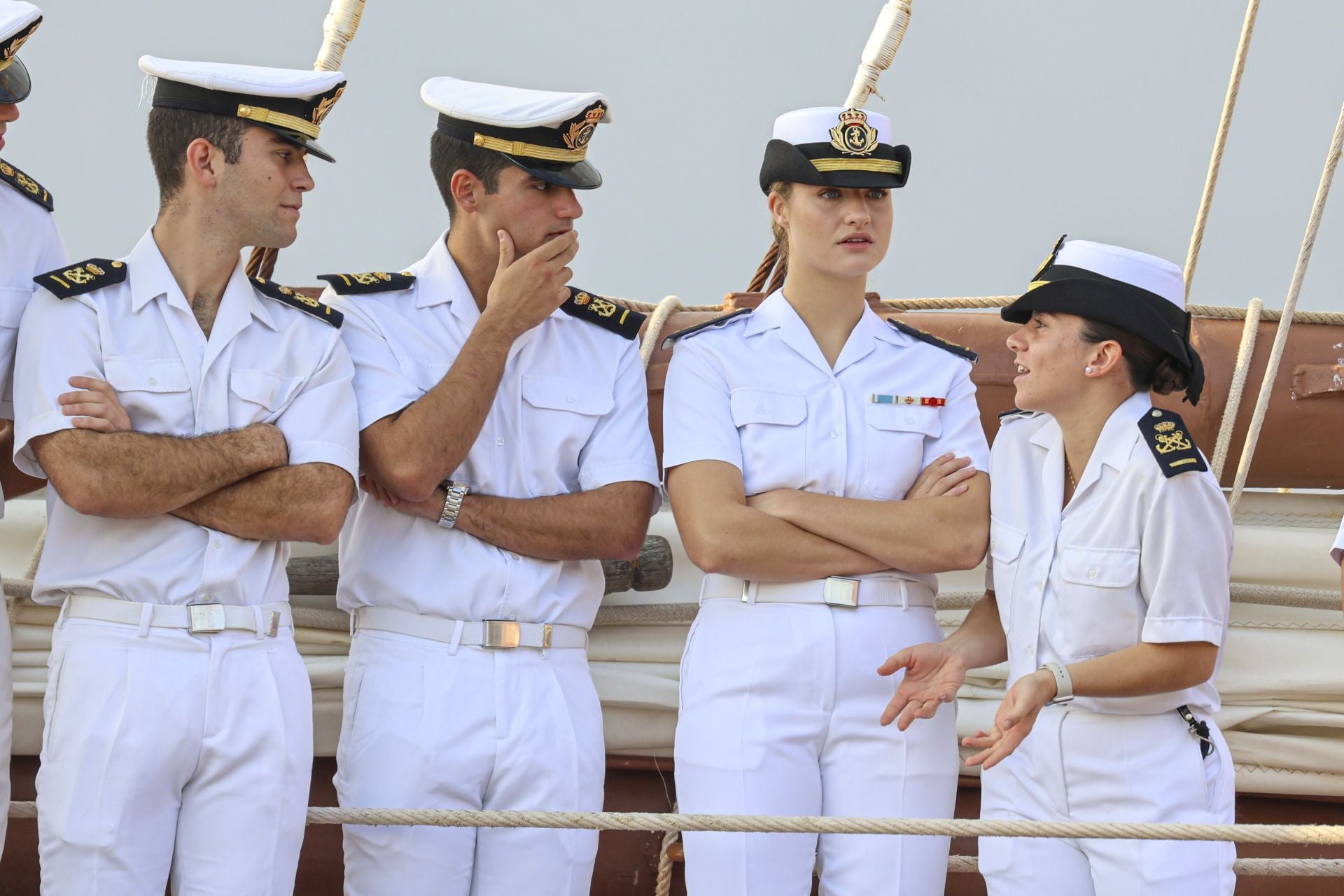 Lágrimas y abrazos en el recibimiento en Gijón de la Princesa Leonor y del &#039;Juan Sebastián de Elcano&#039;