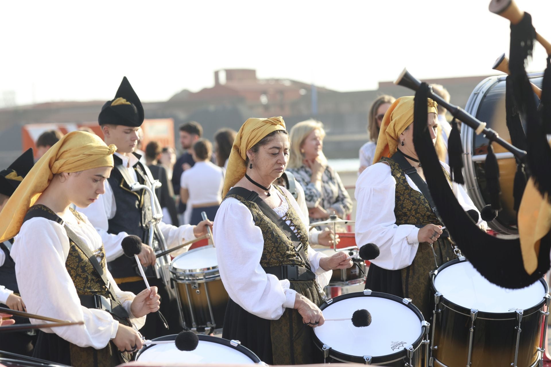 Lágrimas y abrazos en el recibimiento en Gijón de la Princesa Leonor y del &#039;Juan Sebastián de Elcano&#039;