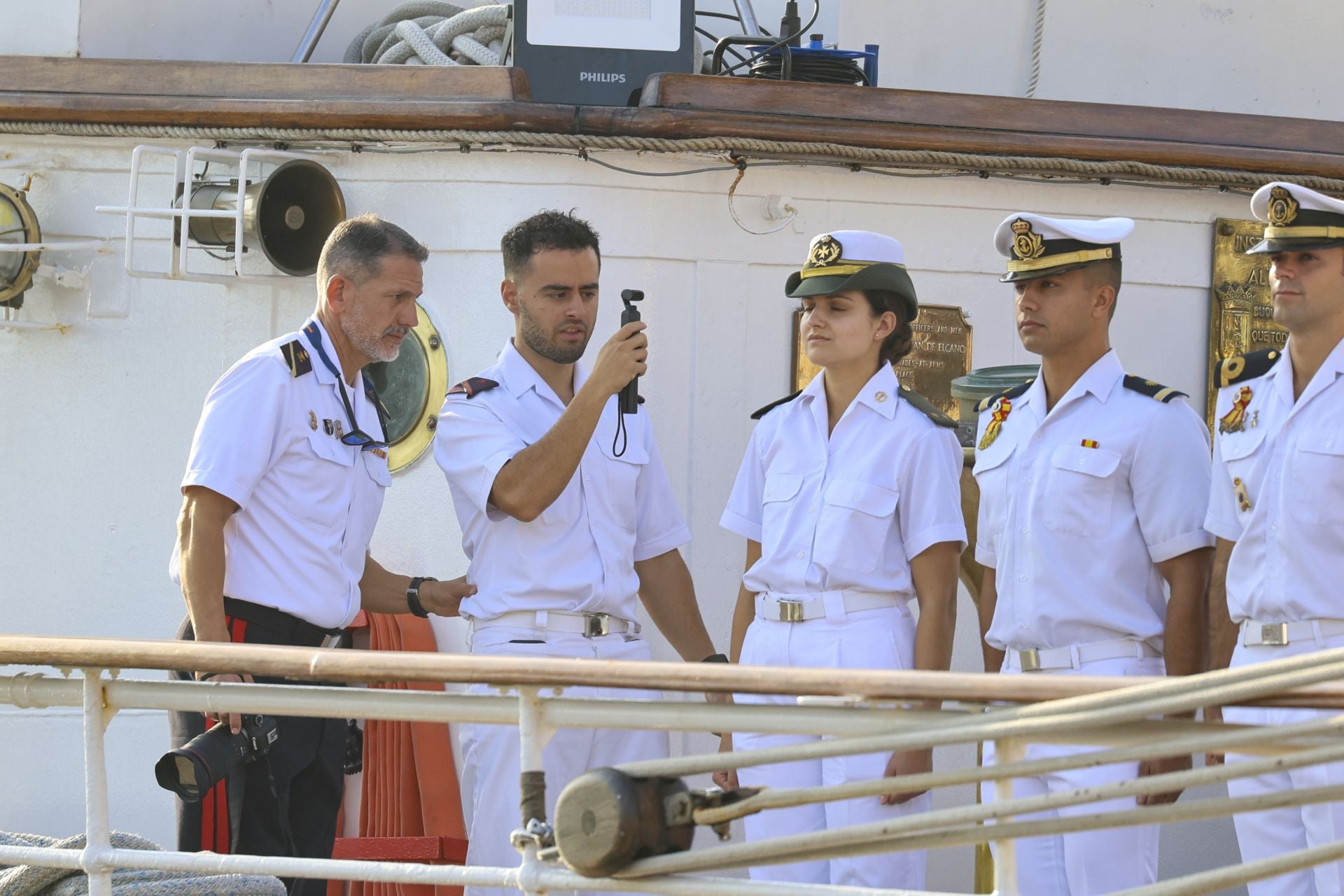 Lágrimas y abrazos en el recibimiento en Gijón de la Princesa Leonor y del &#039;Juan Sebastián de Elcano&#039;