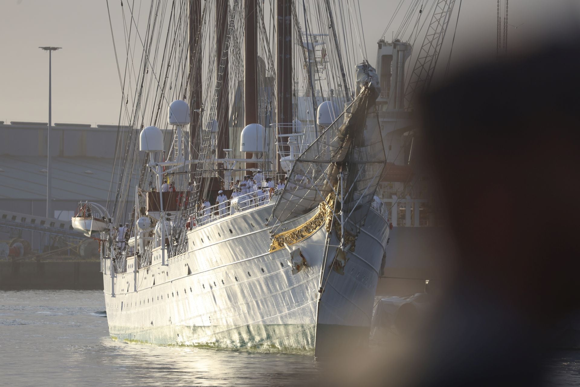 Lágrimas y abrazos en el recibimiento en Gijón de la Princesa Leonor y del &#039;Juan Sebastián de Elcano&#039;