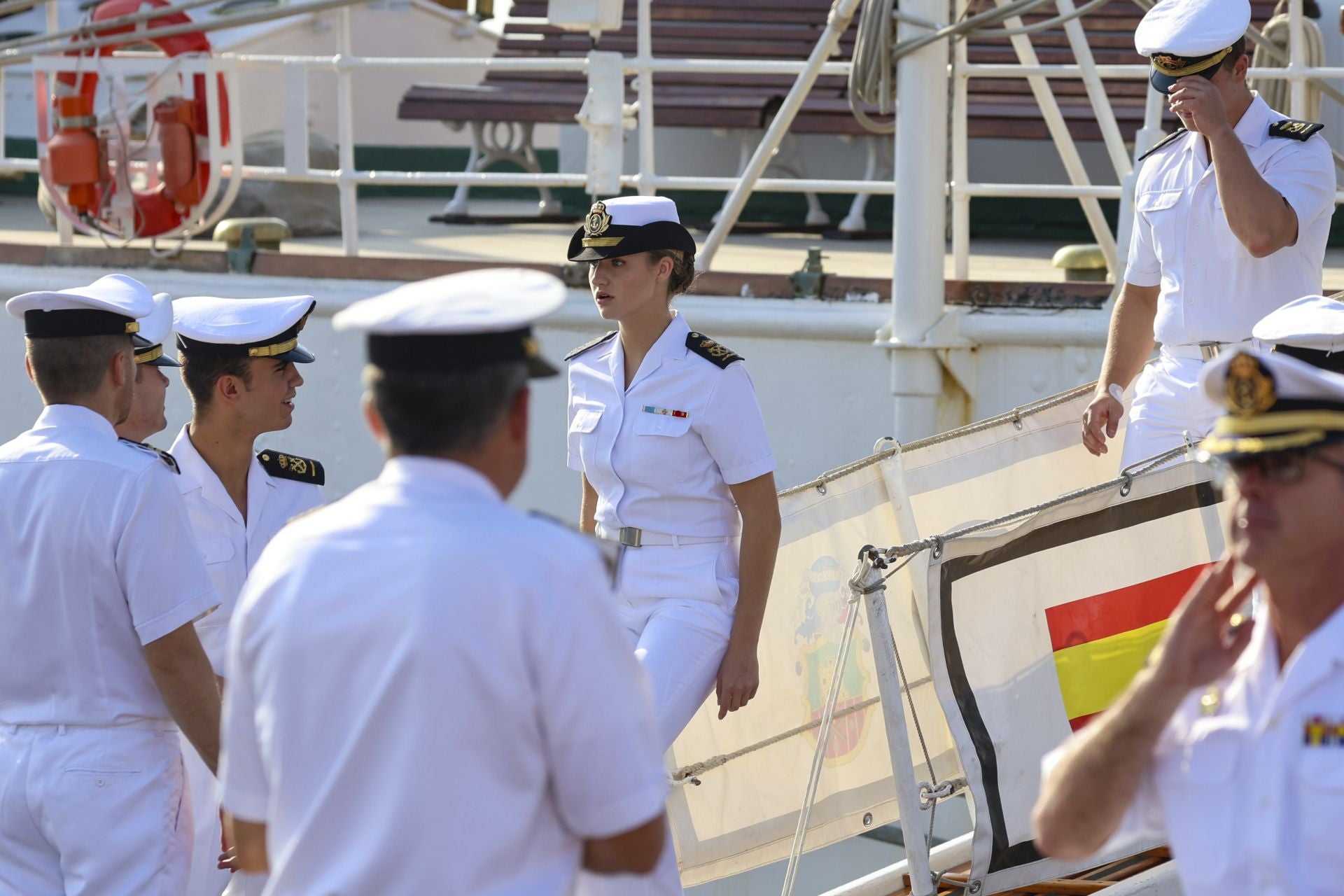 Lágrimas y abrazos en el recibimiento en Gijón de la Princesa Leonor y del &#039;Juan Sebastián de Elcano&#039;