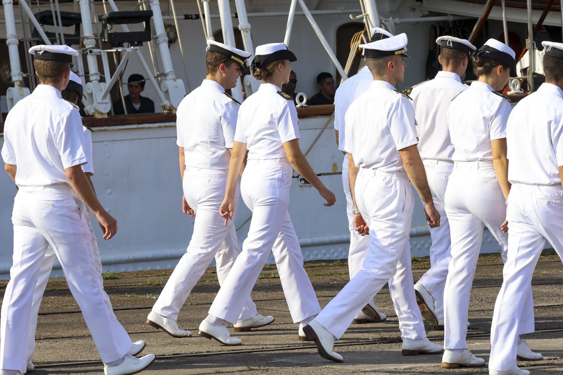 Lágrimas y abrazos en el recibimiento en Gijón de la Princesa Leonor y del &#039;Juan Sebastián de Elcano&#039;
