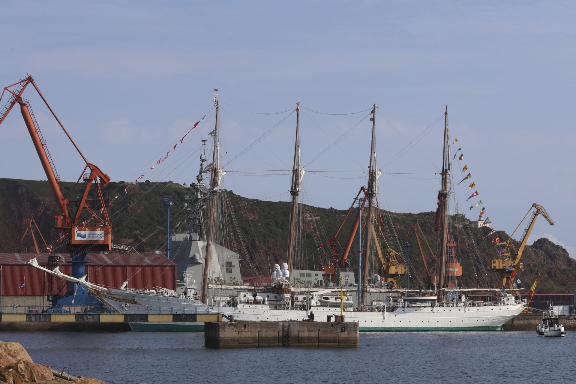 Lágrimas y abrazos en el recibimiento en Gijón de la Princesa Leonor y del &#039;Juan Sebastián de Elcano&#039;