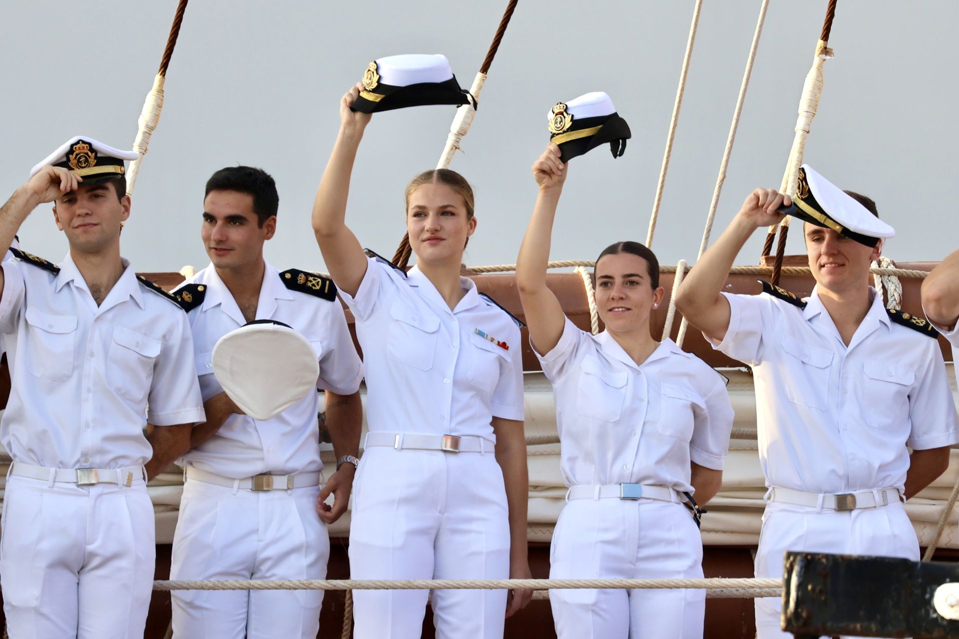Lágrimas y abrazos en el recibimiento en Gijón de la Princesa Leonor y del &#039;Juan Sebastián de Elcano&#039;