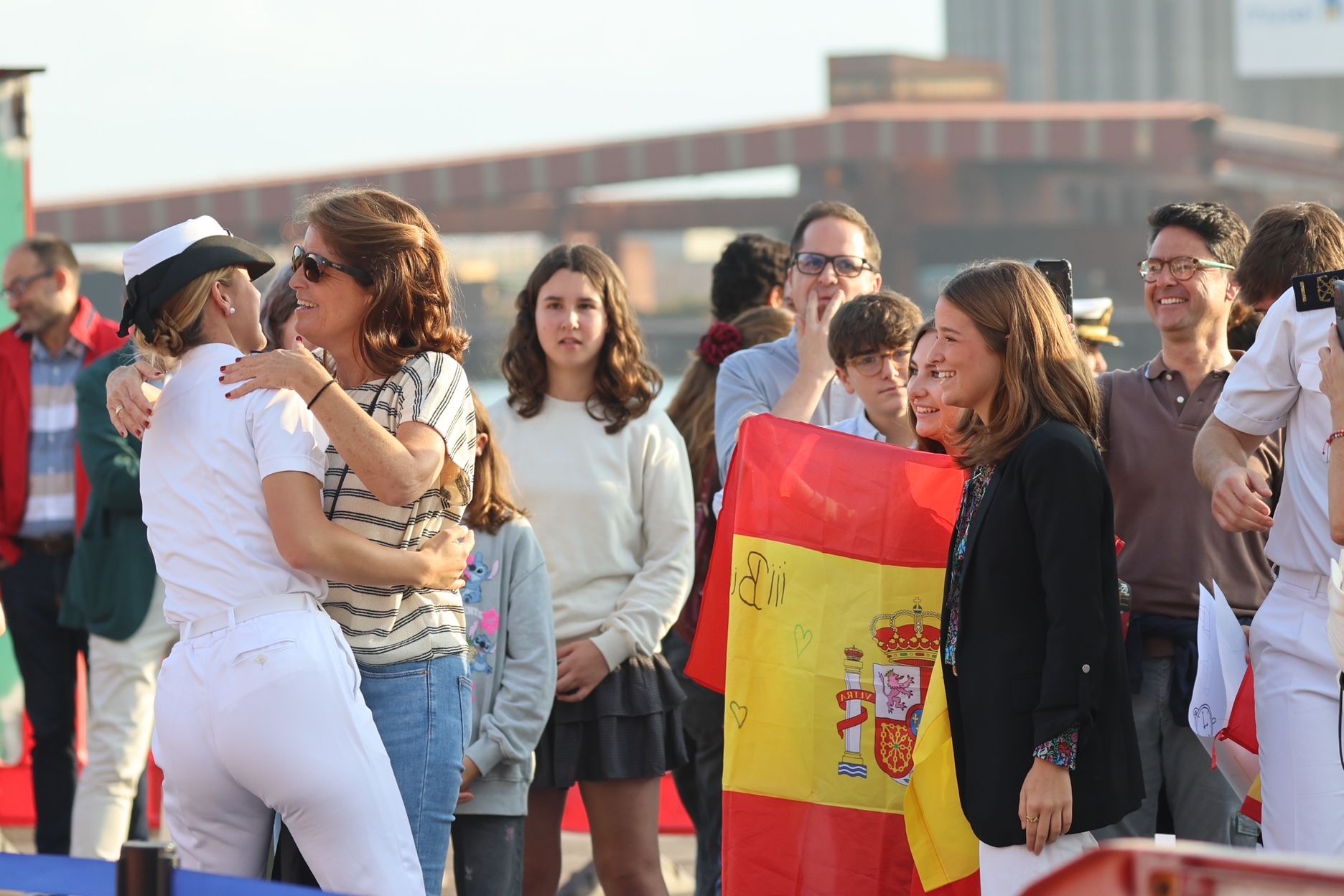 Lágrimas y abrazos en el recibimiento en Gijón de la Princesa Leonor y del &#039;Juan Sebastián de Elcano&#039;