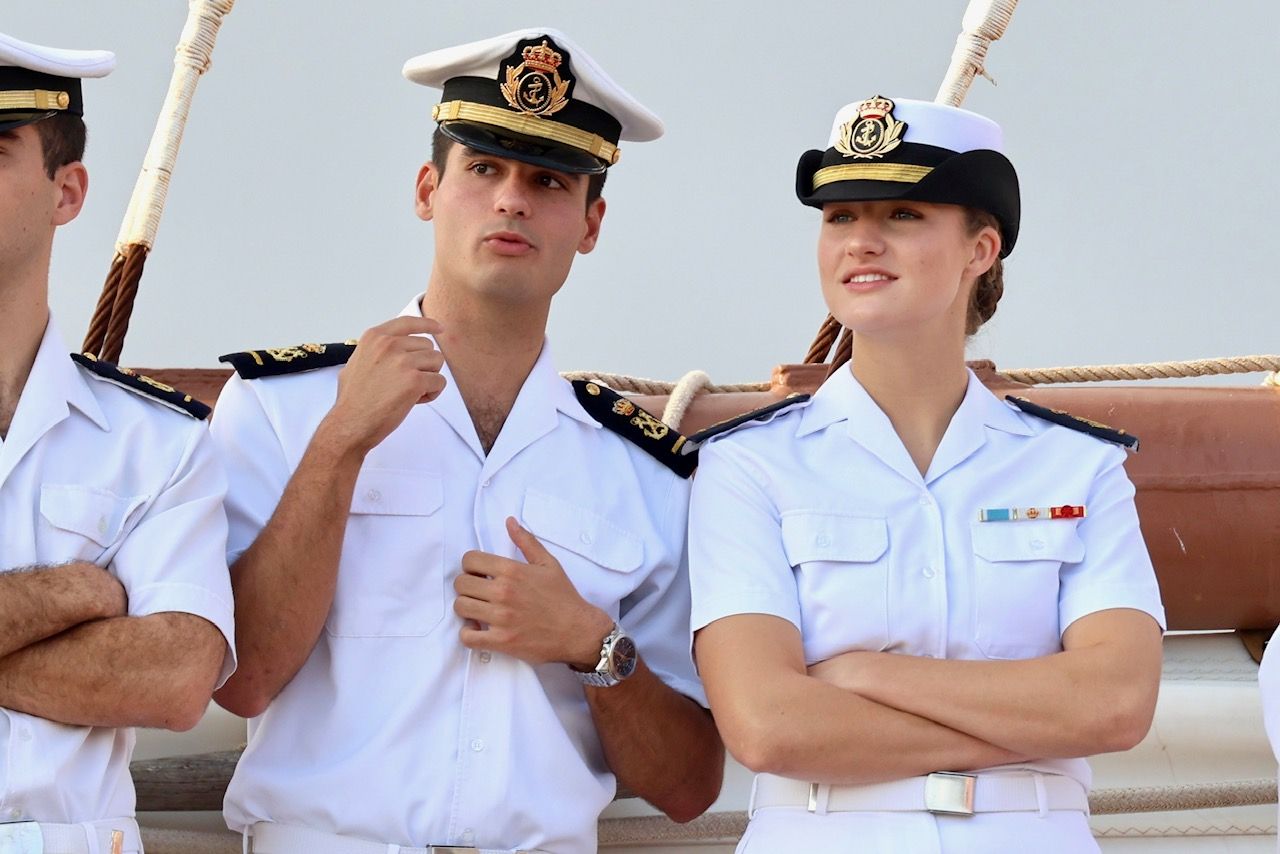 Lágrimas y abrazos en el recibimiento en Gijón de la Princesa Leonor y del &#039;Juan Sebastián de Elcano&#039;