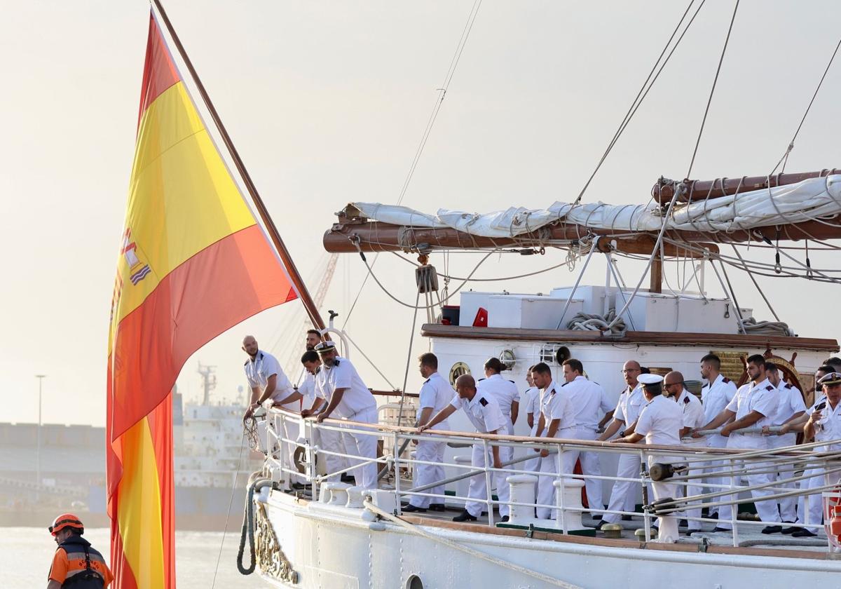 Lágrimas y abrazos en el recibimiento en Gijón de los guardiamarinas