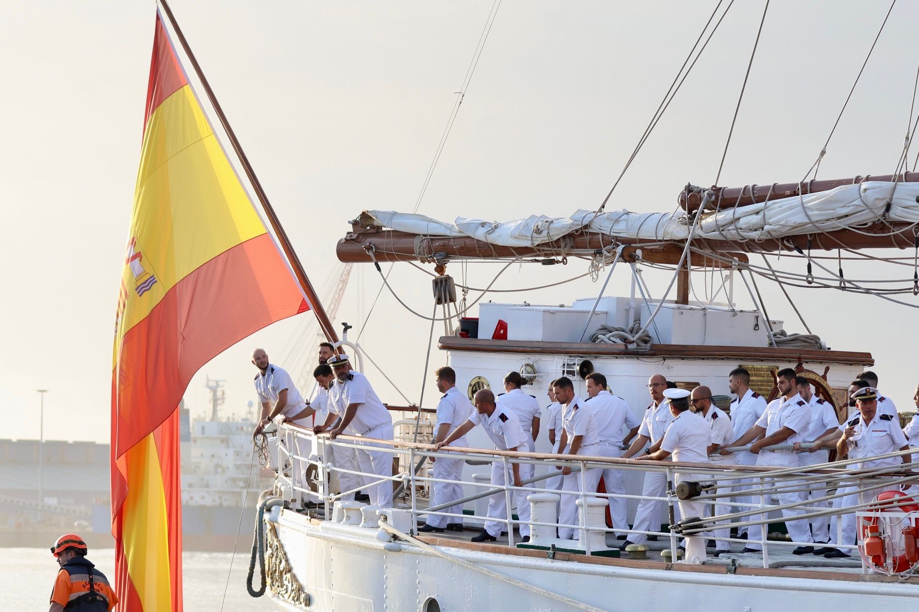 Lágrimas y abrazos en el recibimiento en Gijón de la Princesa Leonor y del &#039;Juan Sebastián de Elcano&#039;