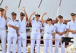 La Princesa de Asturias, entre sus compañeros, a la llegada del 'Juan Sebastián de Elcano' al Puerto de Gijón, done aguardaban varias decenas de familiares.