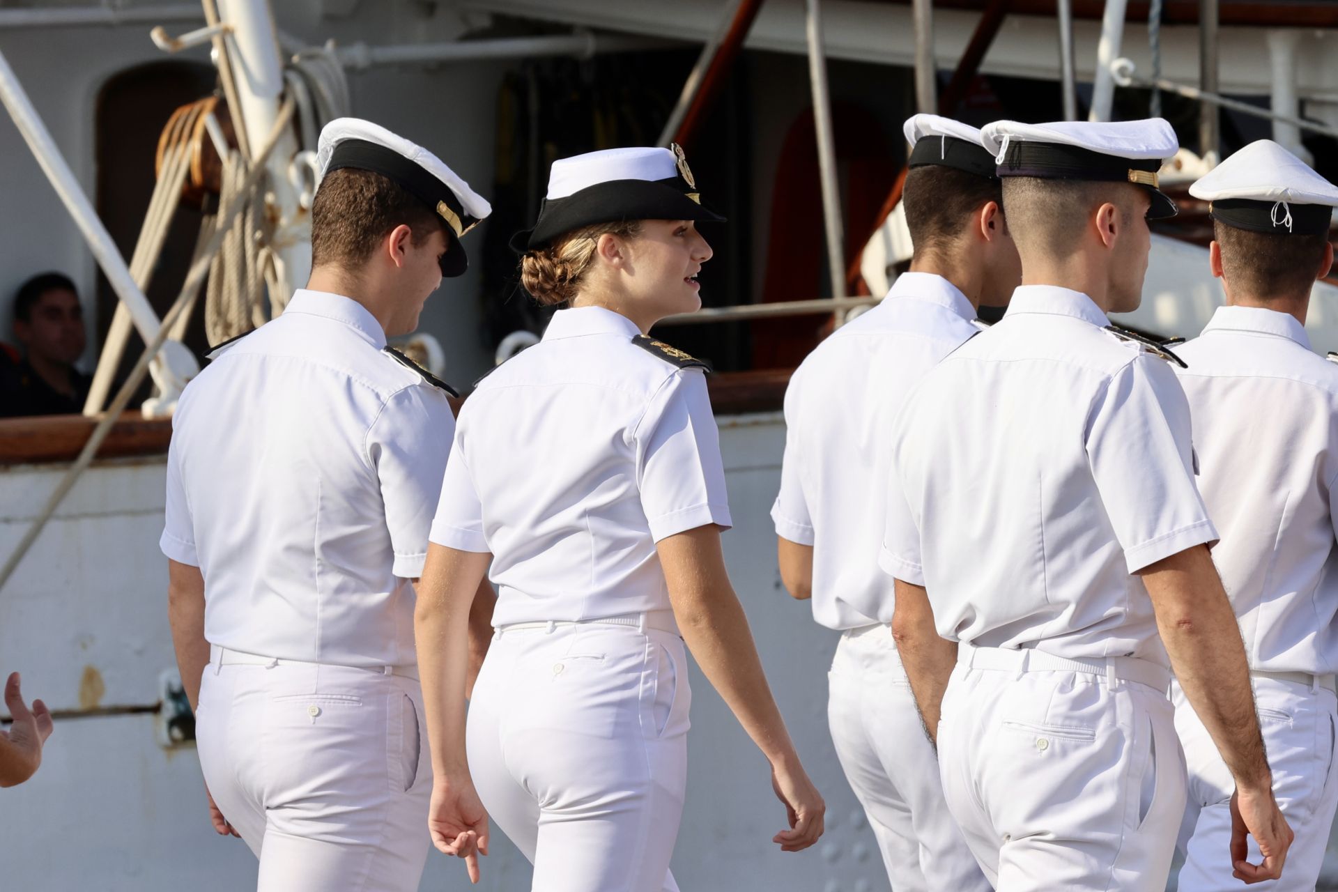 Lágrimas y abrazos en el recibimiento en Gijón de la Princesa Leonor y del &#039;Juan Sebastián de Elcano&#039;