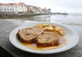 Plato de rollo de bonito en un restaurante de Luanco.