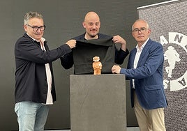 Gilberto Villoria, Miguel Barrero y Antón García descubren la imagen del Rufo, que rinde tributo a Ángel González.