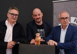 Gilberto Villoria, Miguel Barrero y Antón García descubren la imagen del Rufo, que rinde tributo a Ángel González.