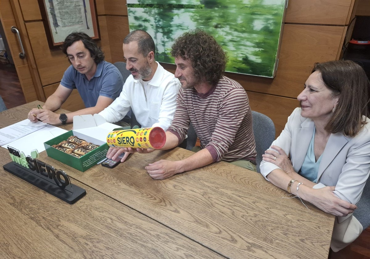 Los alcaldes de Llanera, Gerardo Sanz, y Siero, Ángel García, con los ediles Iván Pérez y Patricia Antuña, durante la presentación del acuerdo en la casa consistorial en La Pola
