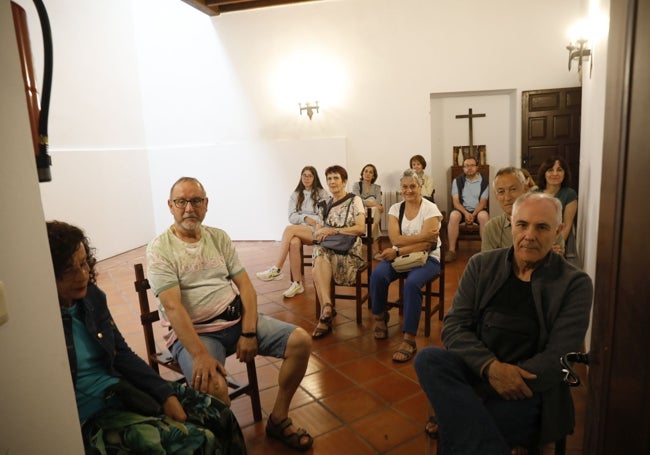 Público improvisado durante el ensayo.
