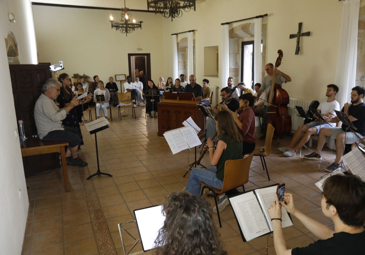 Ensayo en el interior del albergue de peregrinos de Valdediós.
