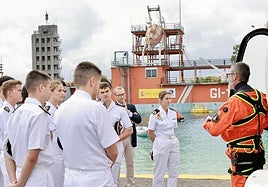 De la mar a Veranes: los guardiamarinas conocen el Centro Jovellanos de Salvamento Marítimo