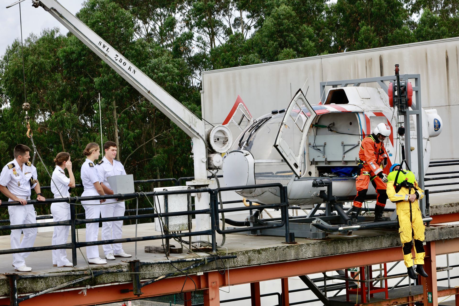De la mar a Veranes: los guardiamarinas conocen el Centro Jovellanos de Salvamento Marítimo