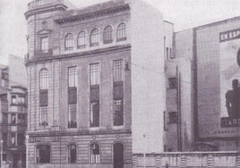 1944. Solar y edificio original de Telefónica con Casa Rato asomando.