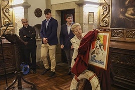 Angelita Carrillo descubre el cartel firmado por Julio Solís.