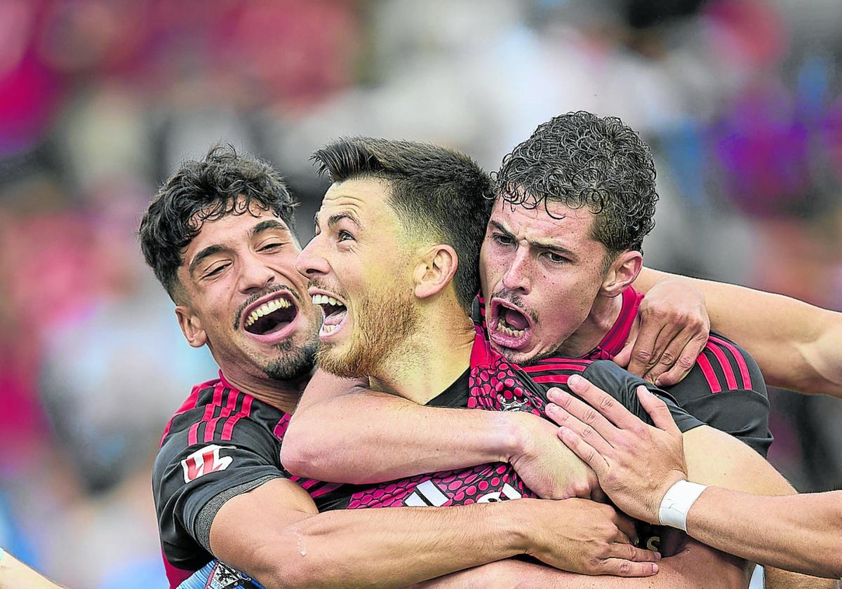 Alberto Reina celebra su gol en la ida del duelo de 'play off' entre el Oviedo y el Mirandés. Lucas, a la derecha, junto a Paulino y Santi Cazorla, en El Requexón.