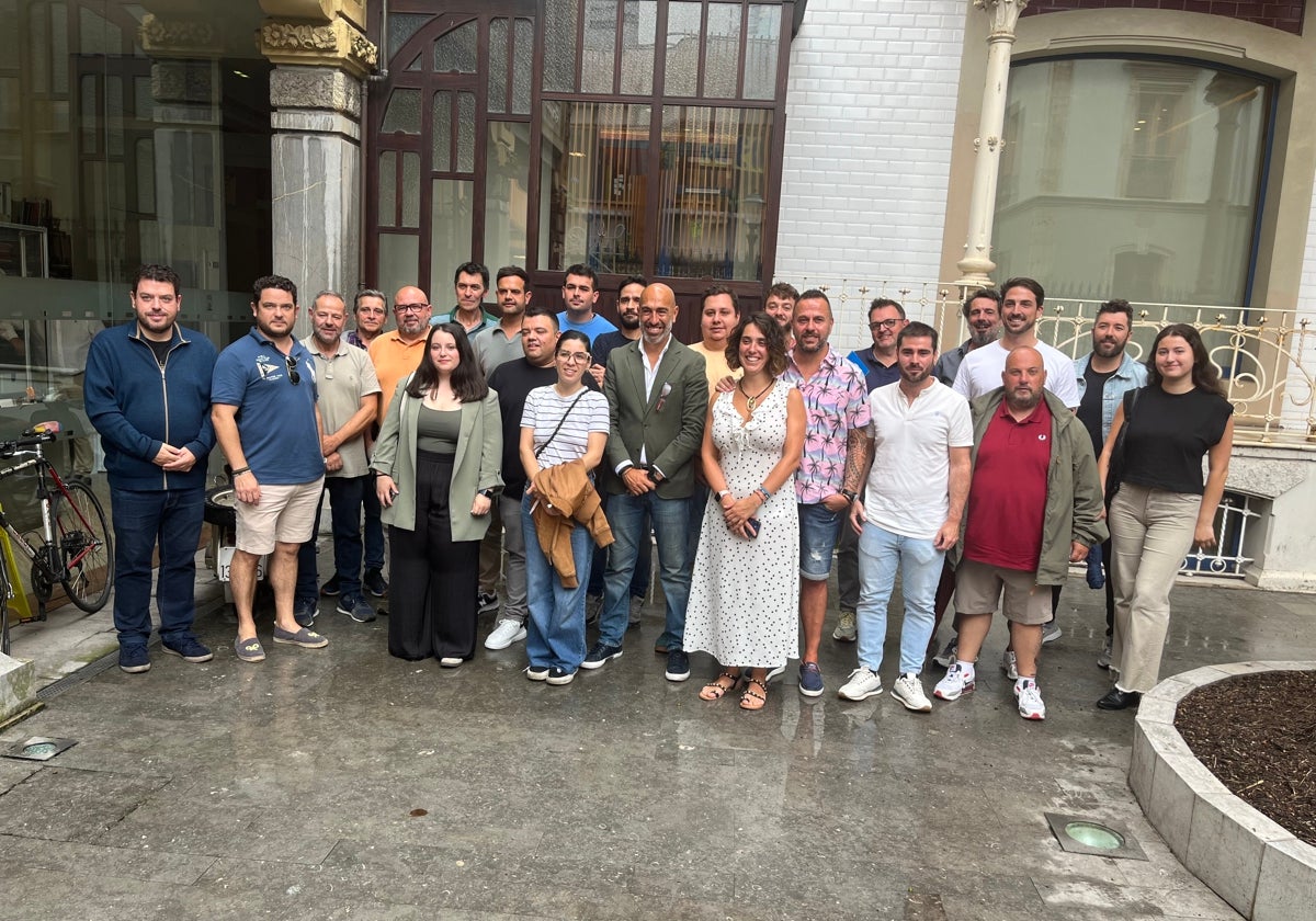 Hosteleros que participarán en la segunda edición del Paseo Gastro con el presidente de Divertia, Óliver Suárez, tras el sorteo celebrado en la Casa de la Palmera.