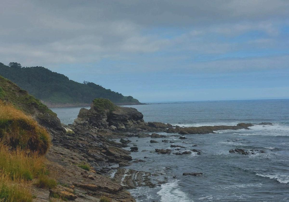 Imagen principal - La ruta entre las playas de Ribadesella y Vega tiene mucha costa y arenales pero también huellas de dinosaurios, etnografía y paso por recodos rurales con mucho encanto.