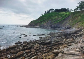 La ruta entre las playas de Santa Marina y Vega pasa por el pequeño pueblo de Tereñes y baja a conocer el yacimiento de huellas de dinosaurio que hay en sus acantilados.
