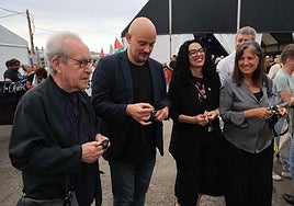 John Banville tras el corte inaugural junto a Miguel Barrero, Vanessa Gutiérrez y la escritora Claudia Piñeiro.