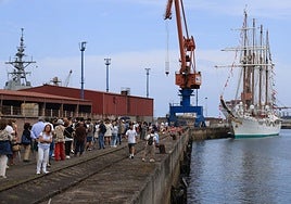 La larga cola que se hizo en el Puerto de El Musel, en Gijón, para poder acceder al buque 'Juan Sebastián de Elcano' y la fragata 'Blas de Lezo'.