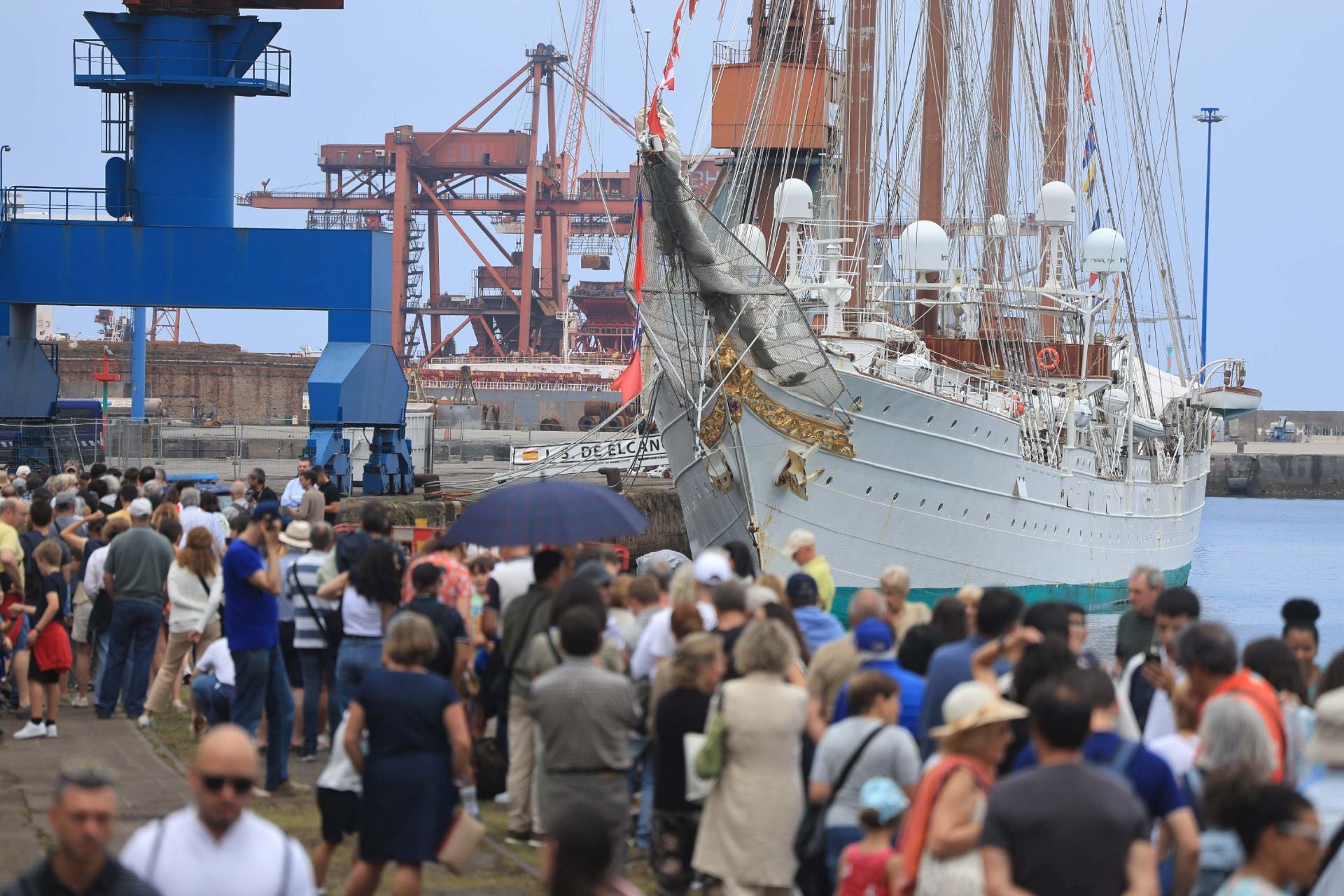 Largas colas en Gijón para visitar el &#039;Elcano&#039;