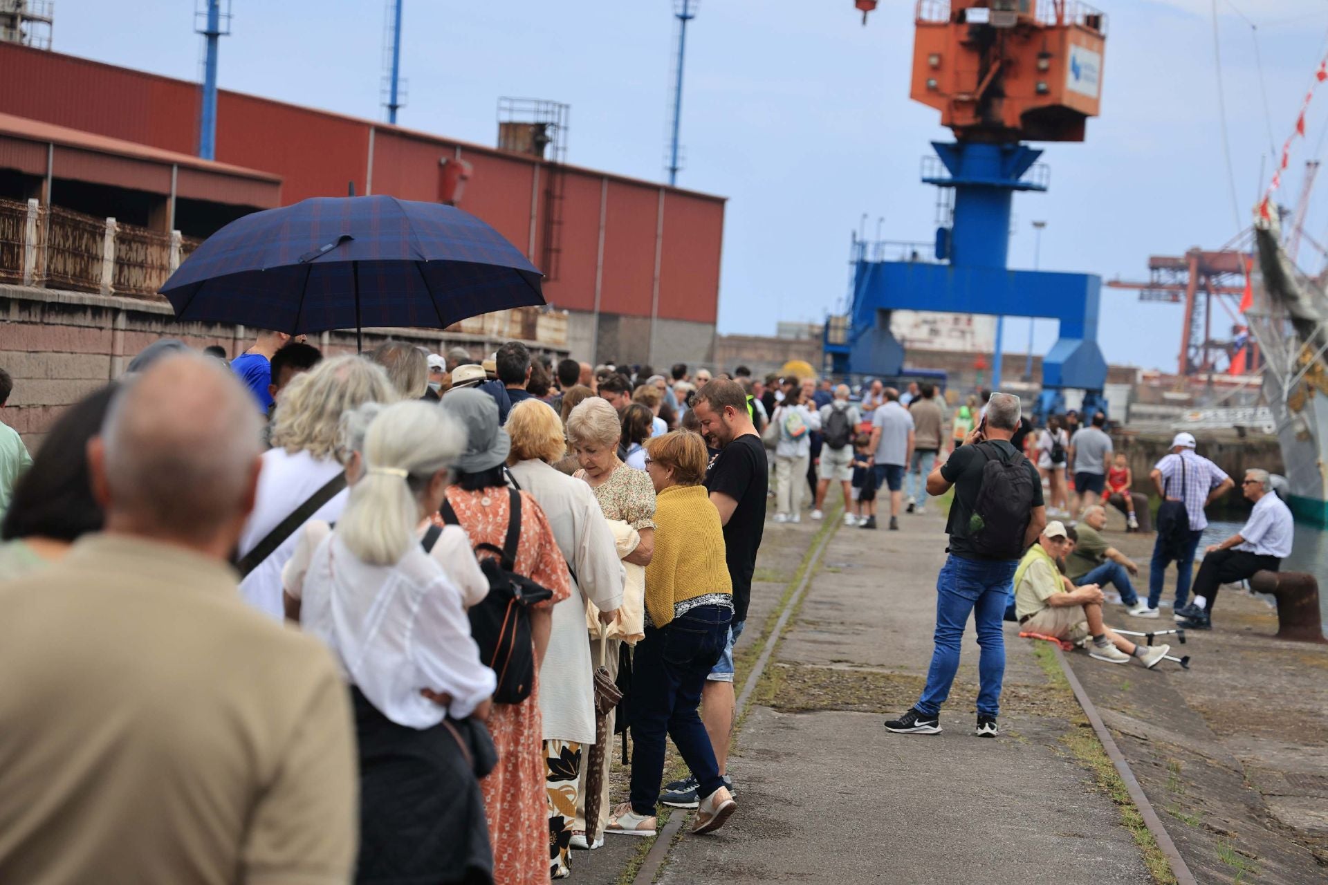 Largas colas en Gijón para visitar el &#039;Elcano&#039;