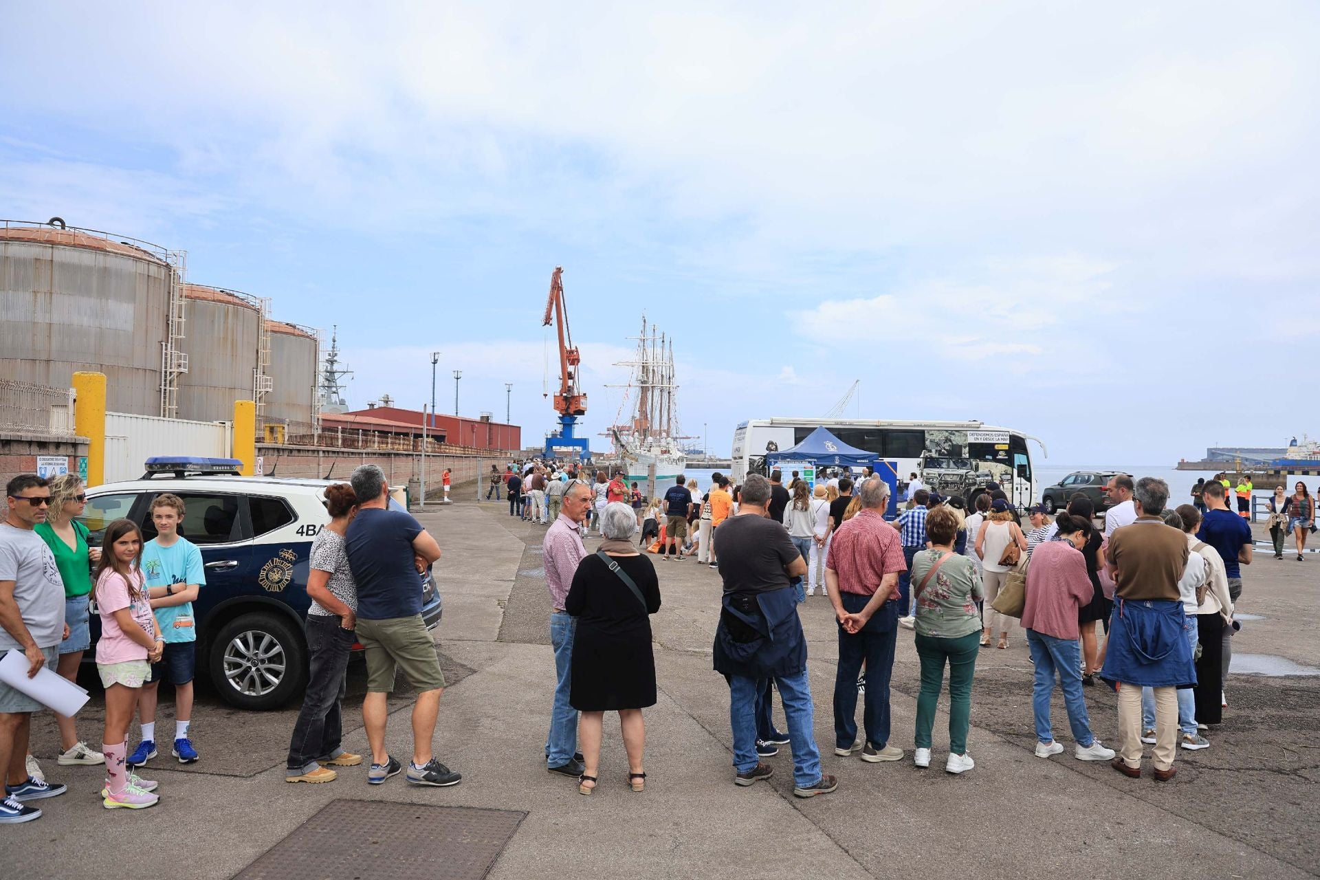Largas colas en Gijón para visitar el &#039;Elcano&#039;