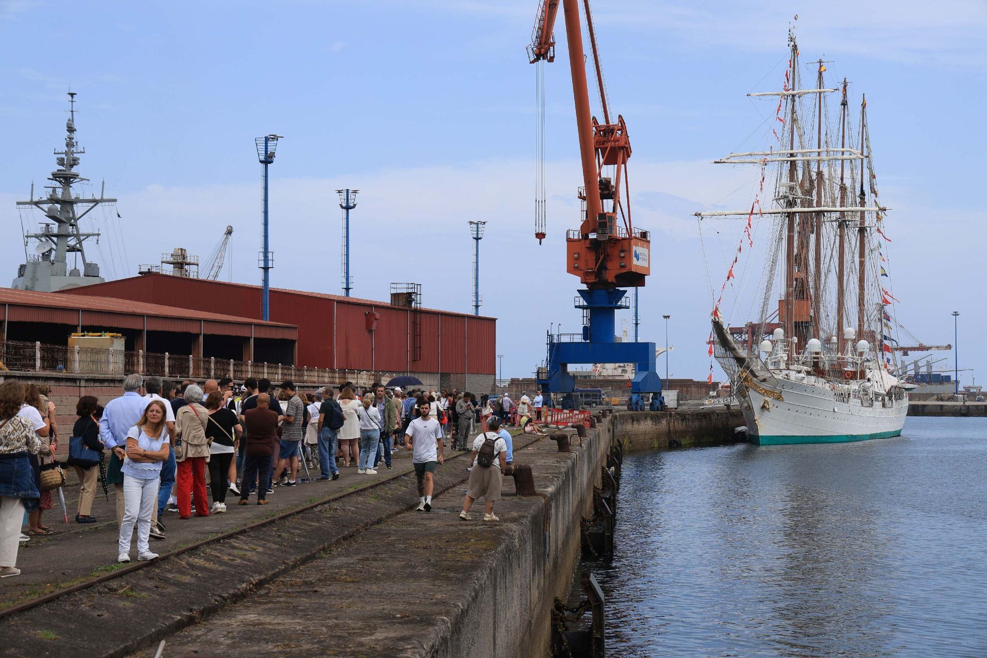 Largas colas en Gijón para visitar el &#039;Elcano&#039;