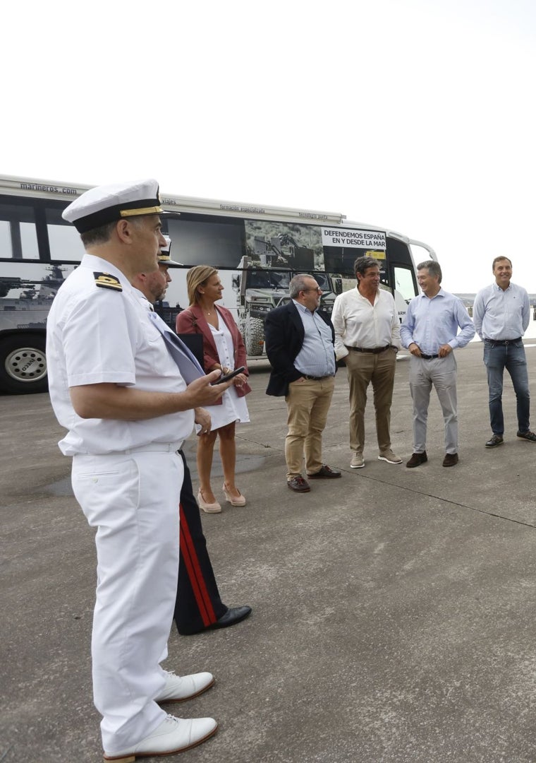 Imagen - Integrantes de corporación municipal de Gijón visitando el buque-escuela.